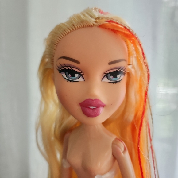 Tokyo a Go Go Cloe Bratz Doll - Picture 2 of 10